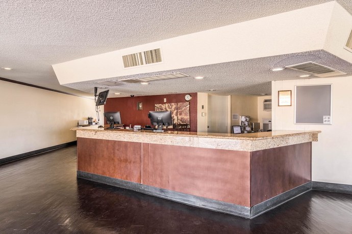 Imagen de los interiores del Hotel Fresno City Inn. Foto 19