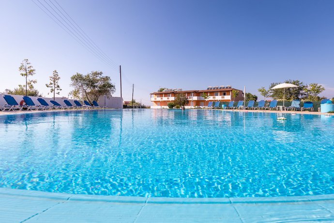 Imagen de la piscina del Hotel Frida Apartments by Checkin. Foto 19