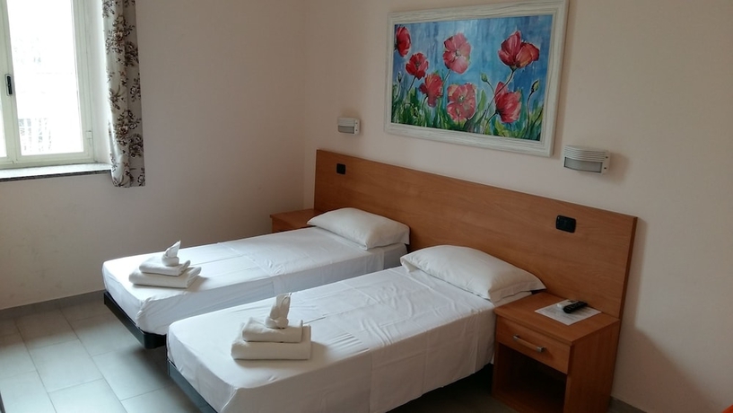 Imagen de la habitación del Hotel Friendship Place. Foto 13