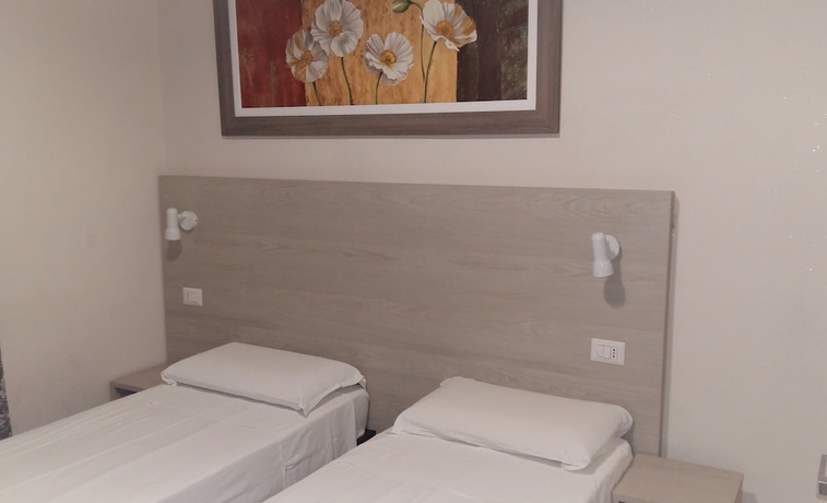 Imagen de la habitación del Hotel Friendship Place. Foto 17