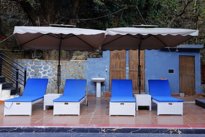 Imagen de la piscina del Hotel Friendz Adda Resort. Foto 13