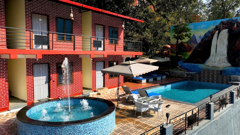 Imagen de la piscina del Hotel Friendz Adda Resort. Foto 15