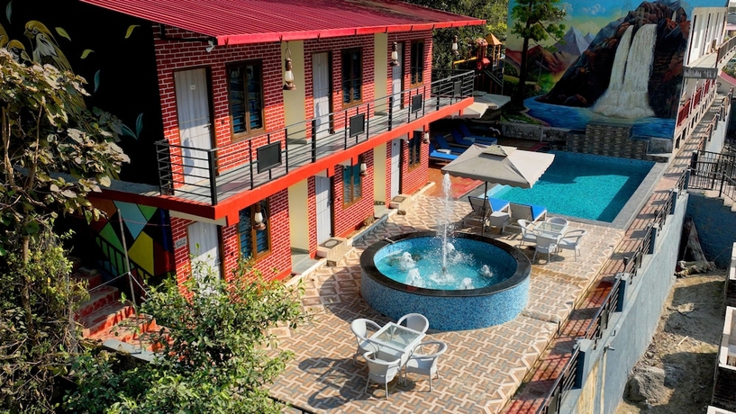 Imagen de la piscina del Hotel Friendz Adda Resort. Foto 16