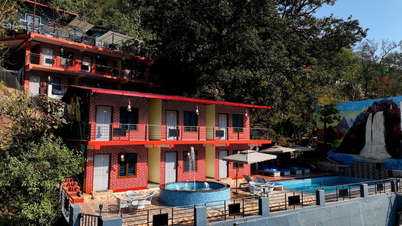 Imagen de la piscina del Hotel Friendz Adda Resort. Foto 18