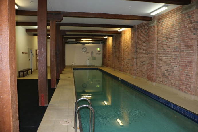 Imagen de la piscina del Hotel Frisco Apartments. Foto 11