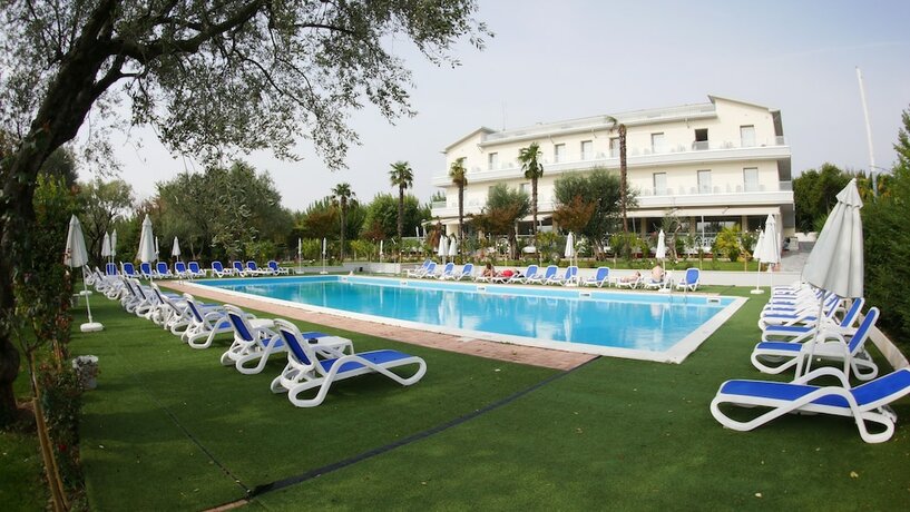Imagen general del Hotel Front Lake Villa Paradiso Suite. Foto 1