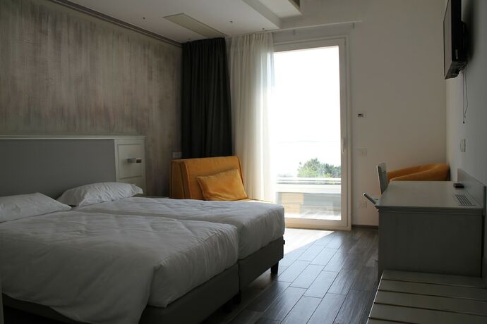 Imagen de la habitación del Hotel Front Lake Villa Paradiso Suite. Foto 10