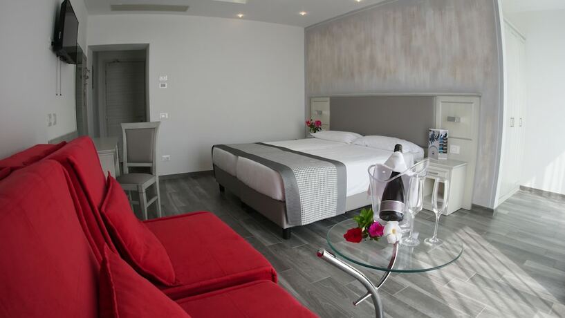 Imagen de la habitación del Hotel Front Lake Villa Paradiso Suite. Foto 11