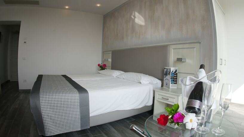 Imagen de la habitación del Hotel Front Lake Villa Paradiso Suite. Foto 13