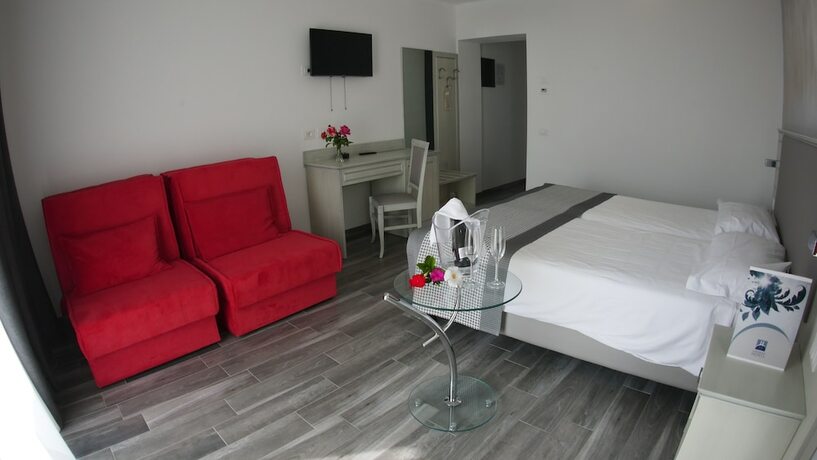 Imagen de la habitación del Hotel Front Lake Villa Paradiso Suite. Foto 14