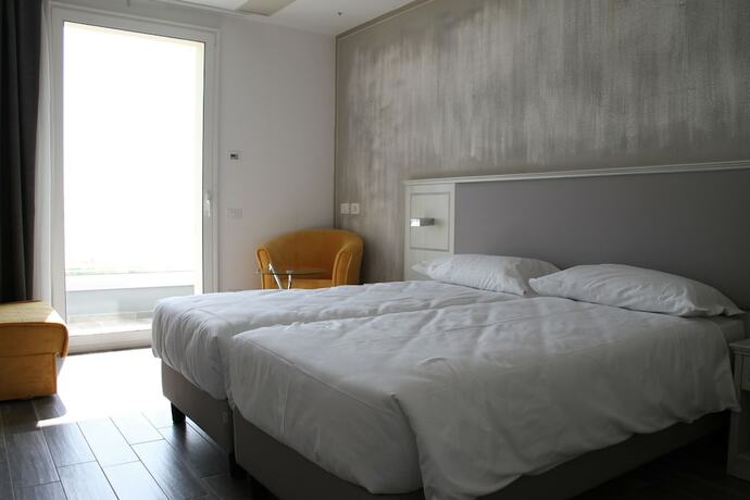 Imagen de la habitación del Hotel Front Lake Villa Paradiso Suite. Foto 15