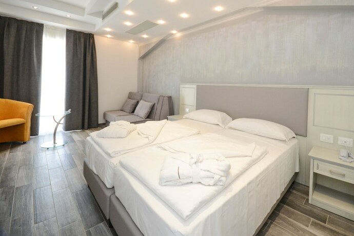 Imagen de la habitación del Hotel Front Lake Villa Paradiso Suite. Foto 16