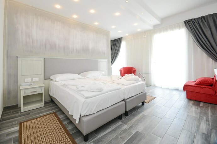 Imagen de la habitación del Hotel Front Lake Villa Paradiso Suite. Foto 17