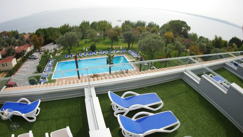 Imagen general del Hotel Front Lake Villa Paradiso Suite. Foto 7