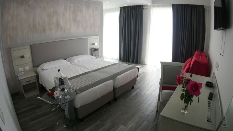 Imagen de la habitación del Hotel Front Lake Villa Paradiso Suite. Foto 19