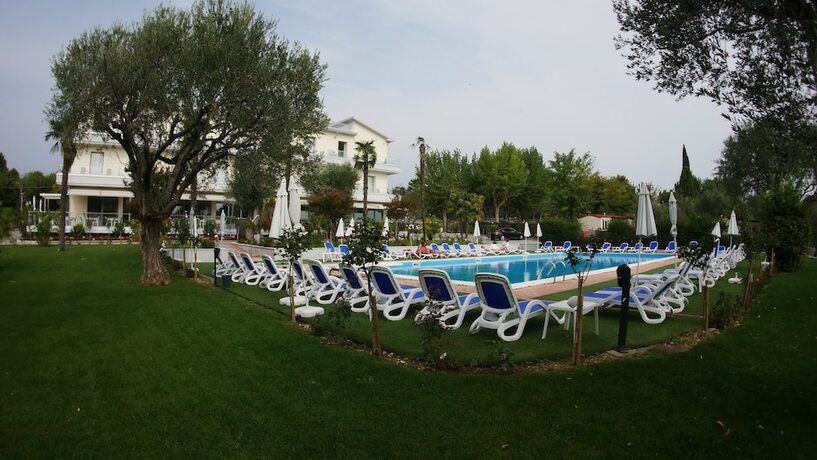 Imagen general del Hotel Front Lake Villa Paradiso Suite. Foto 8