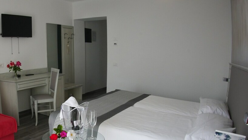 Imagen de la habitación del Hotel Front Lake Villa Paradiso Suite. Foto 20