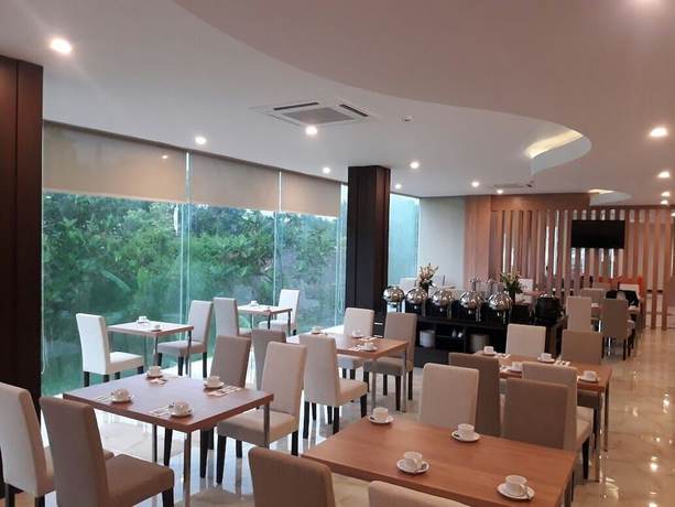 Imagen del bar/restaurante del Hotel Front One Airport Solo. Foto 4