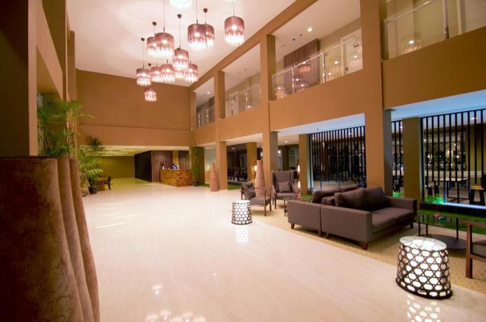 Imagen de los interiores del Hotel Front One Akshaya Karawang. Foto 7