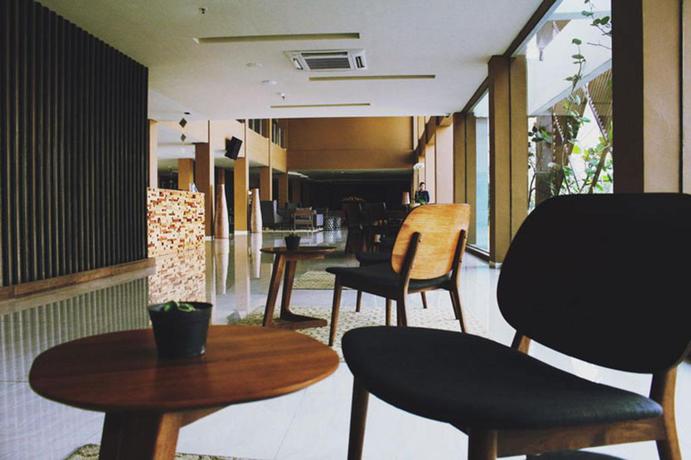 Imagen de los interiores del Hotel Front One Akshaya Karawang. Foto 8