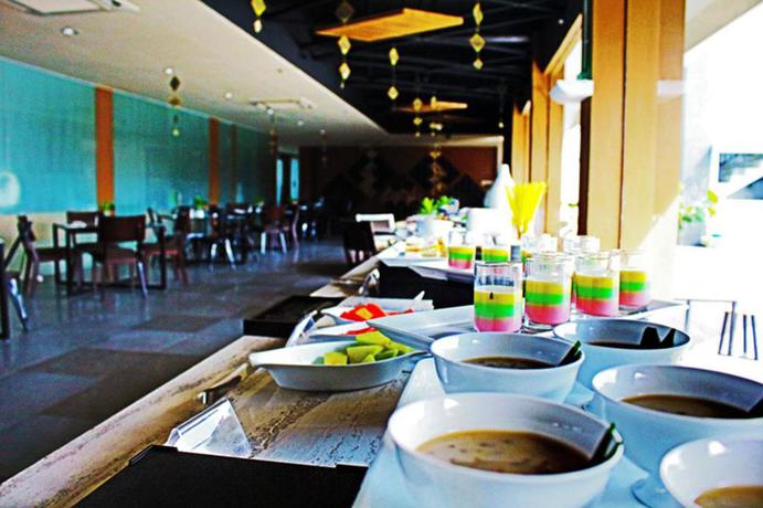 Imagen del bar/restaurante del Hotel Front One Akshaya Karawang. Foto 5