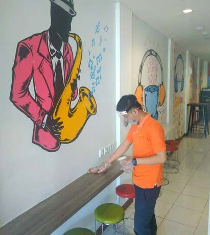 Imagen general del Hotel Front One Cabin Tirtonadi Solo. Foto 13