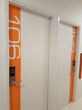 Imagen de los interiores del Hotel Front One Cabin Tirtonadi Solo. Foto 28