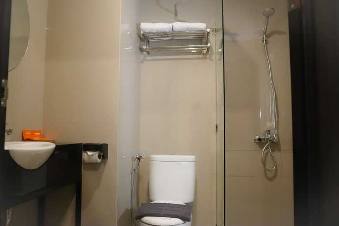 Imagen de la habitación del Hotel Front One Gombong. Foto 10