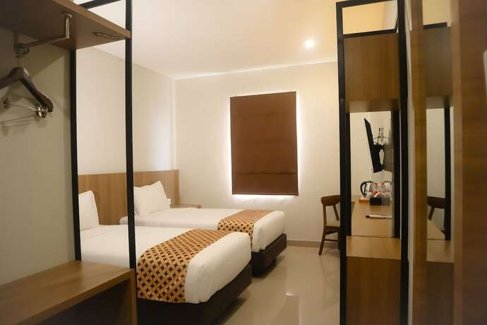 Imagen de la habitación del Hotel Front One Gombong. Foto 11