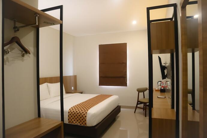 Imagen de la habitación del Hotel Front One Gombong. Foto 15