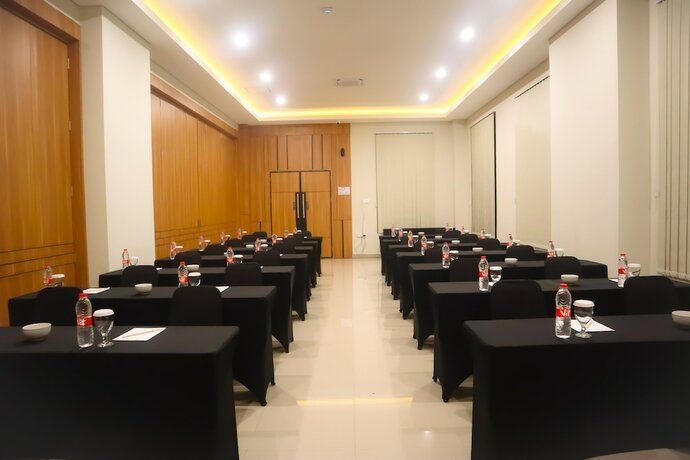 Imagen general del Hotel Front One Gombong. Foto 5