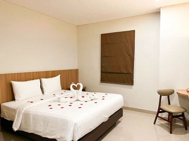 Imagen de la habitación del Hotel Front One Gombong. Foto 18