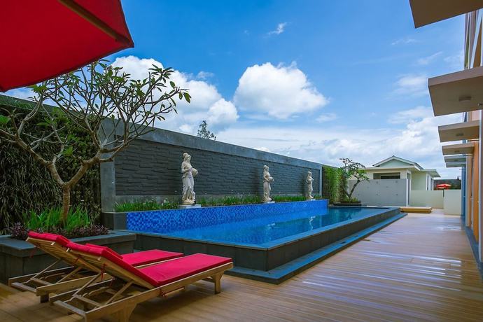 Imagen de la piscina del Hotel Front One Hotel Purwodadi. Foto 12