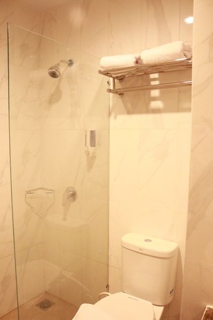 Imagen de la habitación del Hotel Front One Inn Semarang. Foto 8