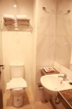 Imagen de la habitación del Hotel Front One Inn Semarang. Foto 10