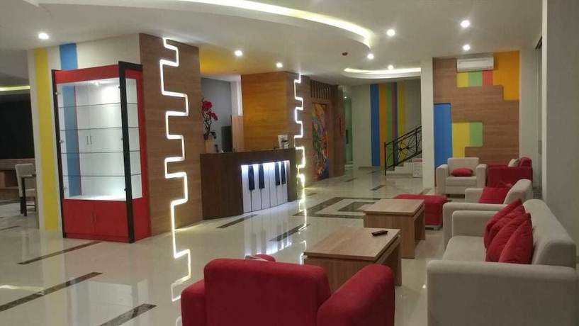 Imagen de los interiores del Hotel Front One Nganjuk. Foto 9