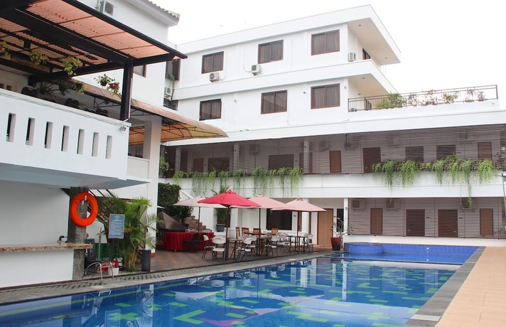 Imagen de la piscina del Hotel Front One Resort Yogyakarta. Foto 19