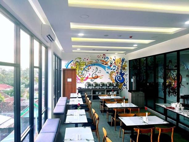 Imagen del bar/restaurante del Hotel Front One Tulungagung. Foto 4