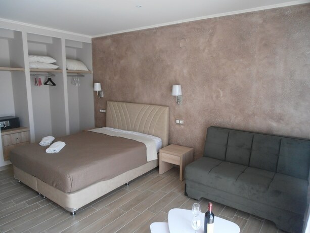 Imagen de la habitación del Hotel Frosini Gardens. Foto 17