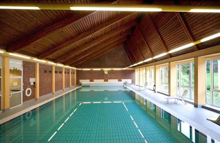 Imagen de la piscina del Hotel Fr&ouml;belhof. Foto 19