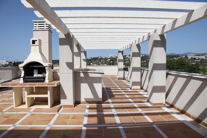 Imagen de los exteriores del Hotel Fuente Aloha. Foto 9