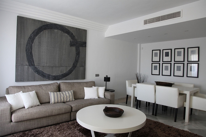 Imagen de los interiores del Hotel Fuente Aloha. Foto 10