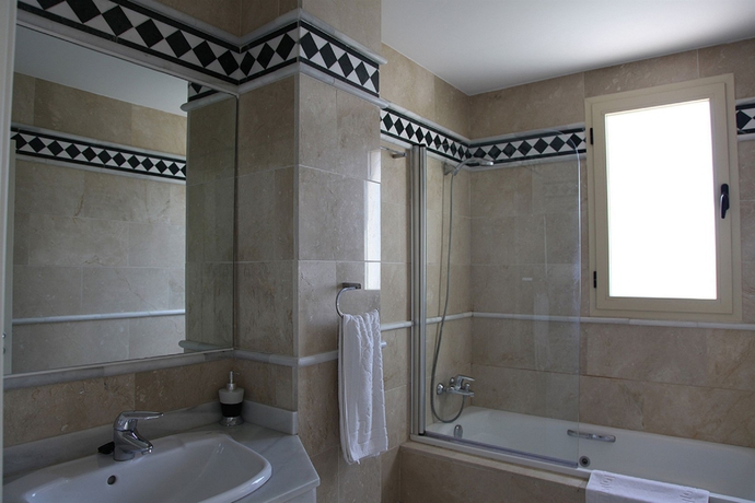 Imagen de la habitación del Hotel Fuente Aloha. Foto 3