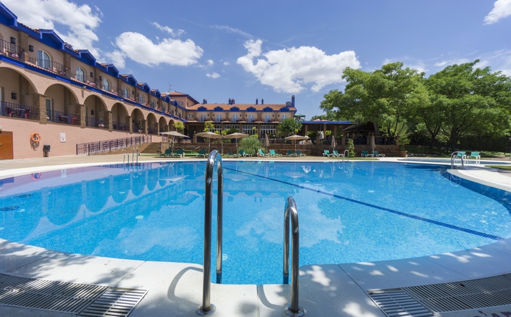 Imagen de la piscina del Hotel Fuente Las Piedras. Foto 19