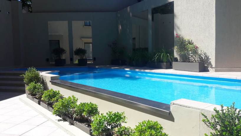 Imagen de la piscina del Hotel Fuente Mayor Ciudad de Mendoza. Foto 20