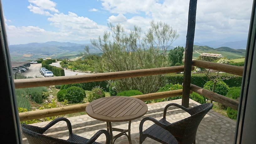 Imagen de los exteriores del Hotel Fuente del Sol. Foto 11