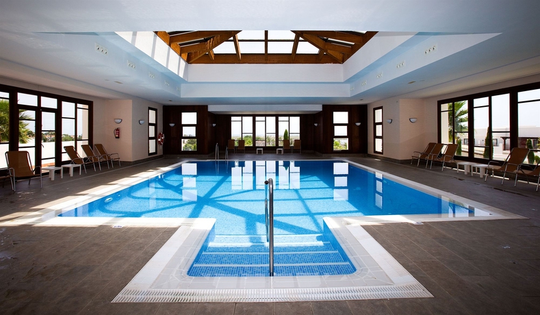 Imagen de la piscina del Hotel Fuerte El Rompido. Foto 17