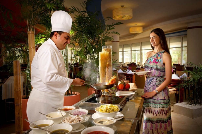 Imagen del bar/restaurante del Hotel Fujairah Rotana Resort and Spa. Foto 3