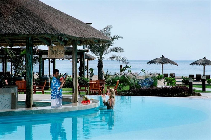 Imagen de la piscina del Hotel Fujairah Rotana Resort and Spa. Foto 13