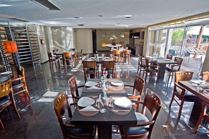 Imagen del bar/restaurante del Hotel Full Jazz By Slaviero Hotéis. Foto 3